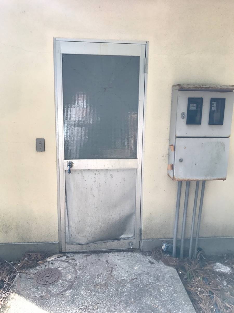 まどありー。のドアの修理の施工前の写真1
