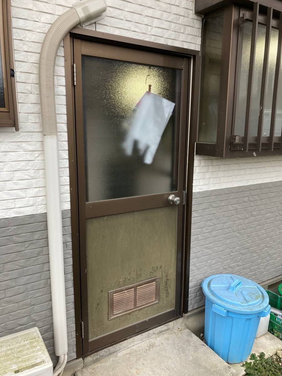 まどありー。の勝手口ドアの交換の施工前の写真1