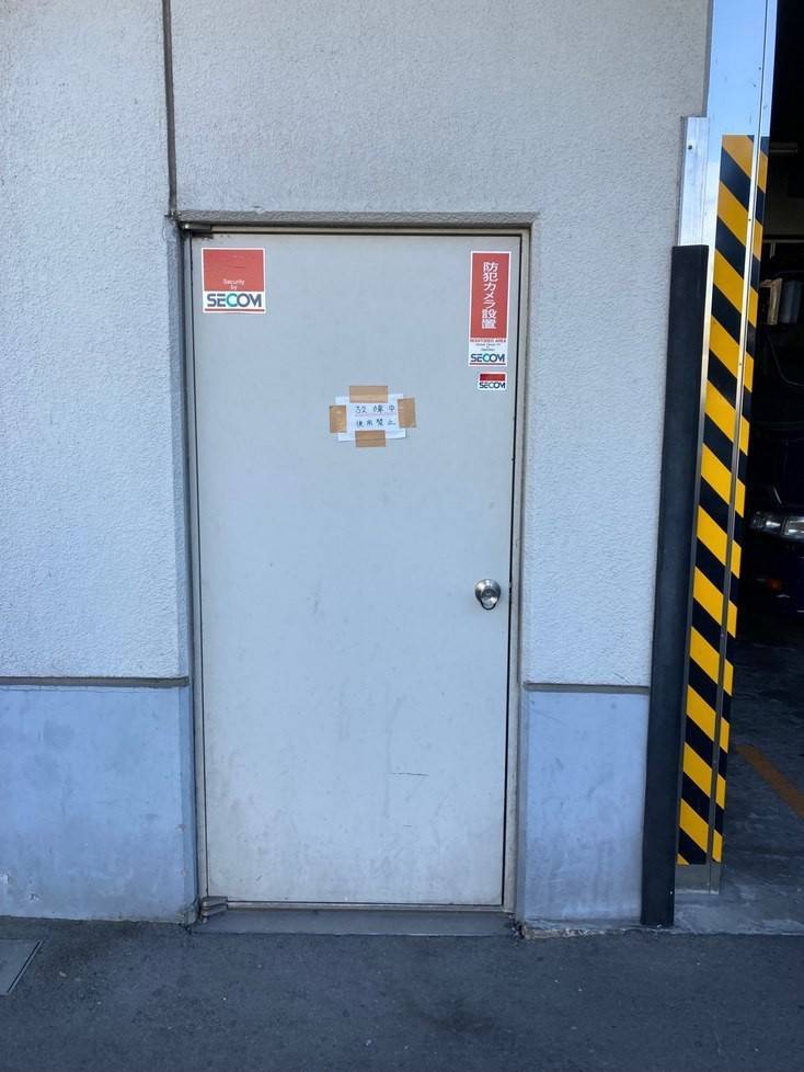 まどありー。のフロアヒンジ交換の施工前の写真3