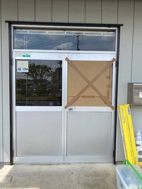 まどありー。太田店のガラス交換と戸当たり設置の施工前の写真1