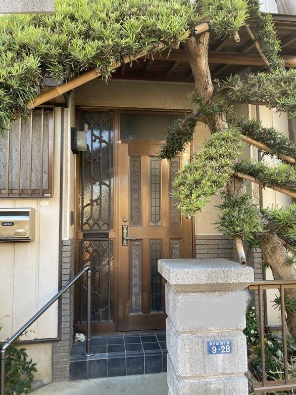 まどありー。太田店の玄関ドアの交換の施工前の写真1