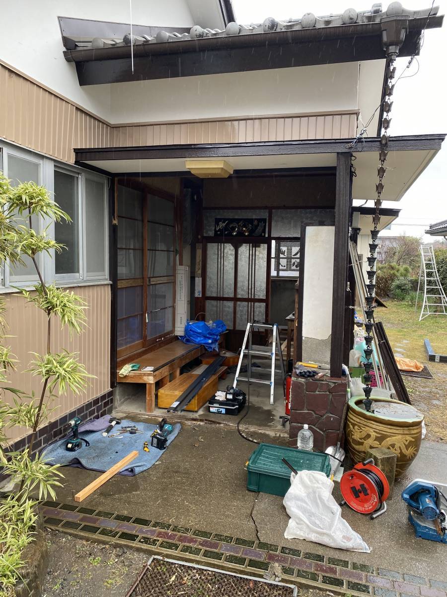 まどありー。太田店の玄関を新しくの施工前の写真2