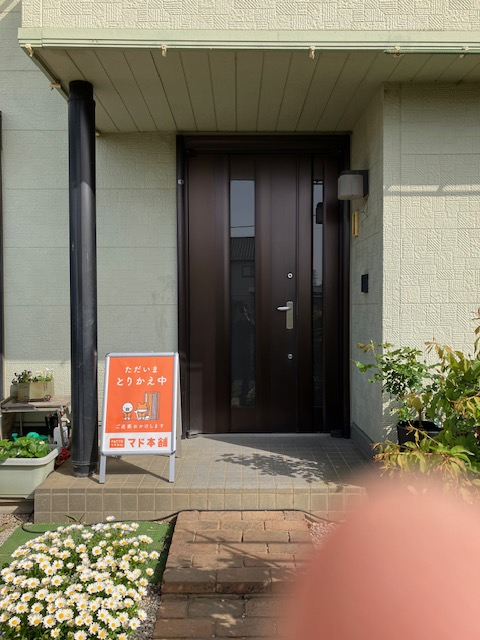 まどありー。の玄関リシェント工事の施工前の写真1