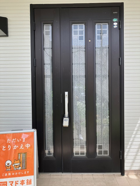 まどありー。の玄関ドアの交換工事の施工前の写真1
