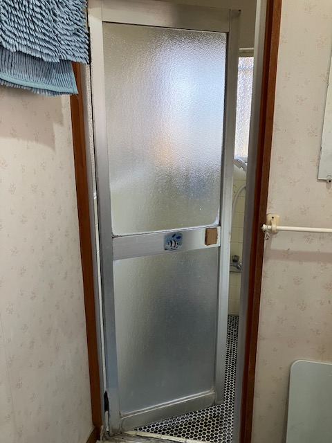 まどありー。太田店の浴室ドアの入れ替えの施工前の写真1