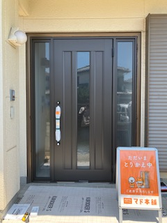 まどありー。太田店の新しく玄関の入れ替え工事ですの施工後の写真3