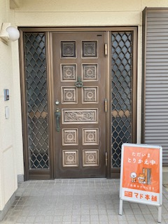 まどありー。太田店の新しく玄関の入れ替え工事ですの施工前の写真1