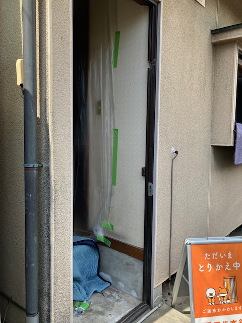 まどありー。太田店の勝手口ドアのリシェント工事の施工前の写真2