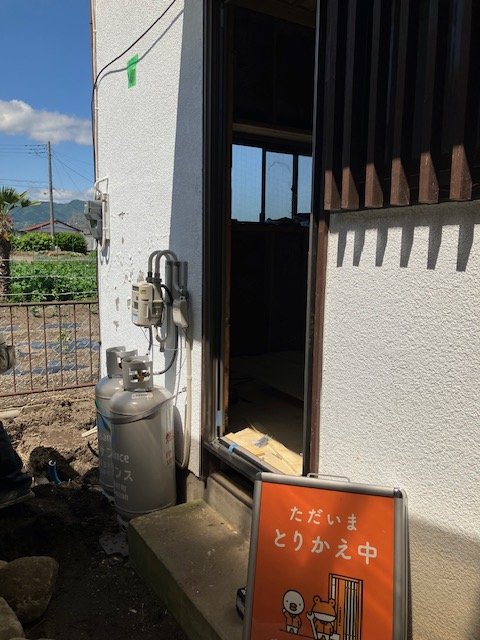 まどありー。太田店の勝手口ドアの交換工事の施工前の写真2