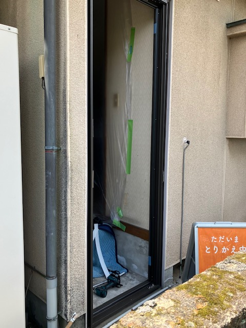 まどありー。太田店の勝手口ドアのリシェント工事の施工前の写真3