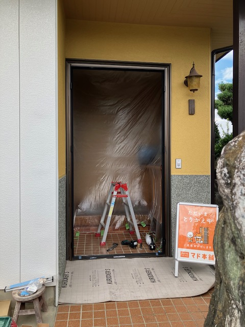 まどありー。太田店の1dayリフォーム　玄関リシェントの施工前の写真3