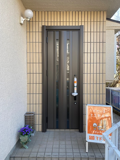 まどありー。太田店の玄関ドア入れ替え工事の施工後の写真2