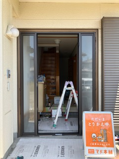 まどありー。太田店の新しく玄関の入れ替え工事ですの施工後の写真2