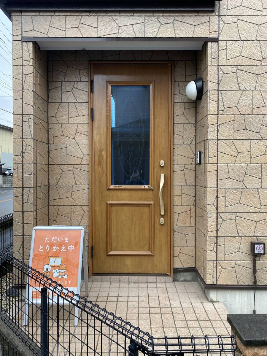 まどありー。太田店の玄関を新しくしましたの施工前の写真1