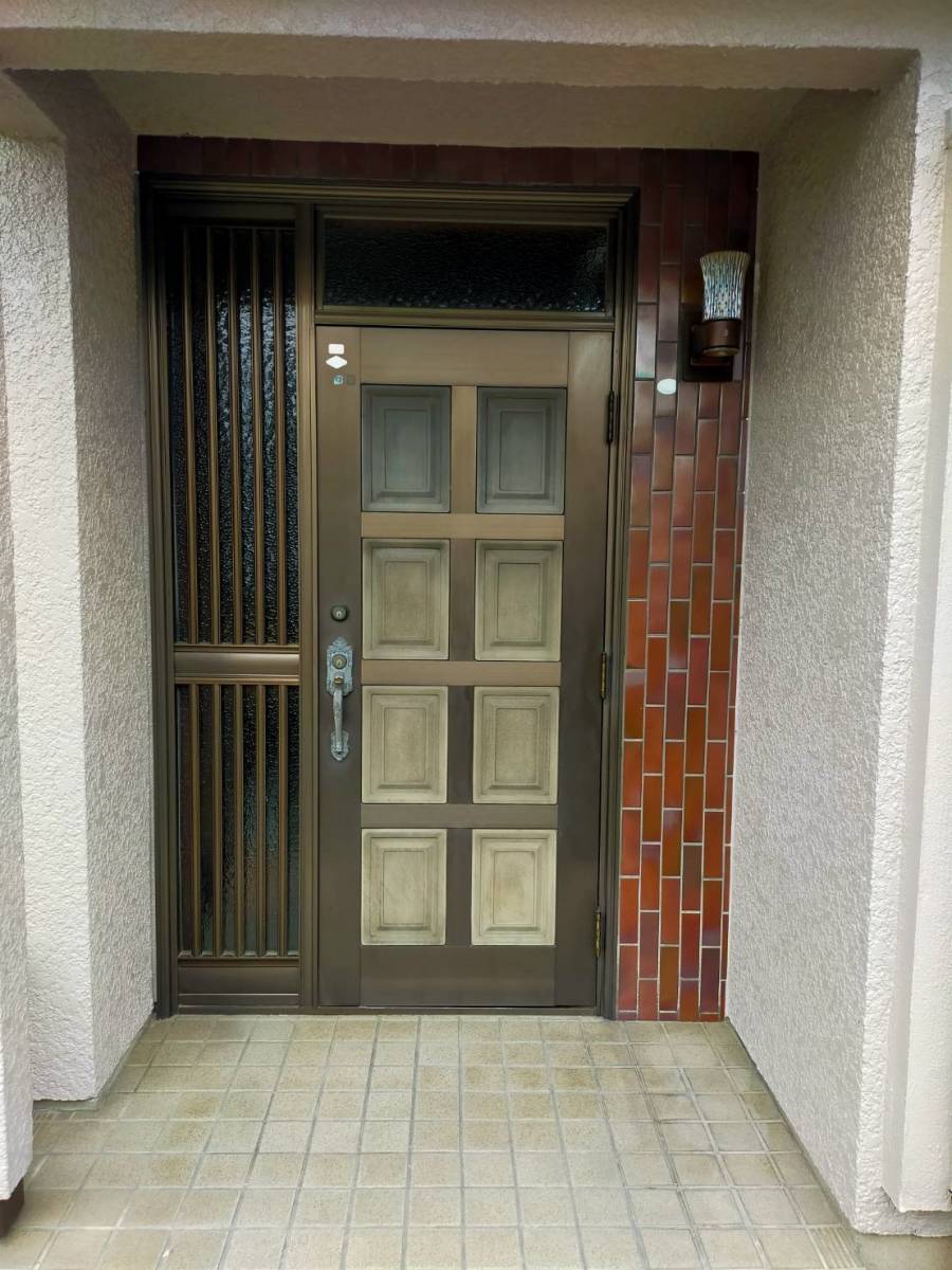 まどありー。太田店の玄関ドア交換の施工前の写真1