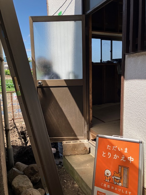 まどありー。太田店の勝手口ドアの交換工事の施工前の写真1