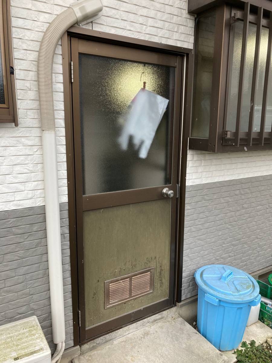 まどありー。太田店の勝手口ドアの交換の施工前の写真1