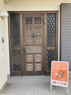 まどありー。太田店の玄関ドアの施工前の写真1