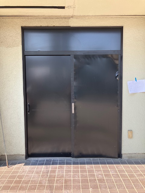 まどありー。太田店の店舗ドアの交換の施工前の写真1