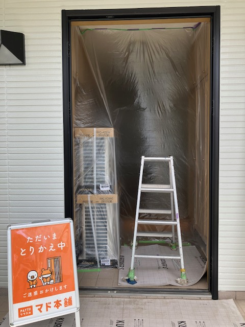 まどありー。太田店の玄関ドアの交換工事の施工前の写真2