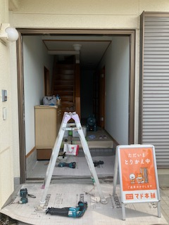 まどありー。太田店の玄関ドアの施工前の写真2
