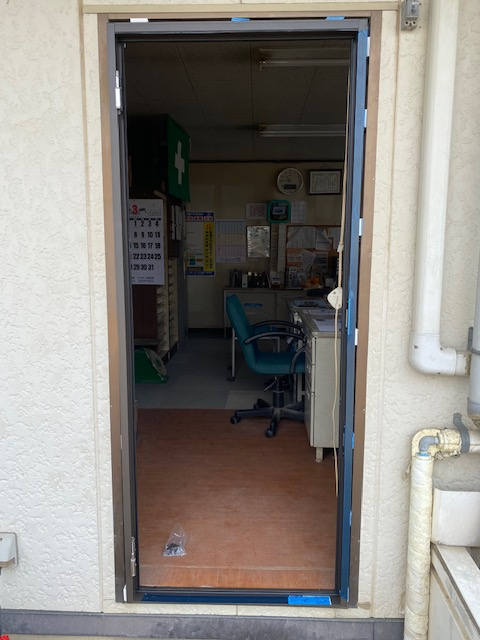 まどありー。太田店の勝手口ドア交換の施工前の写真3