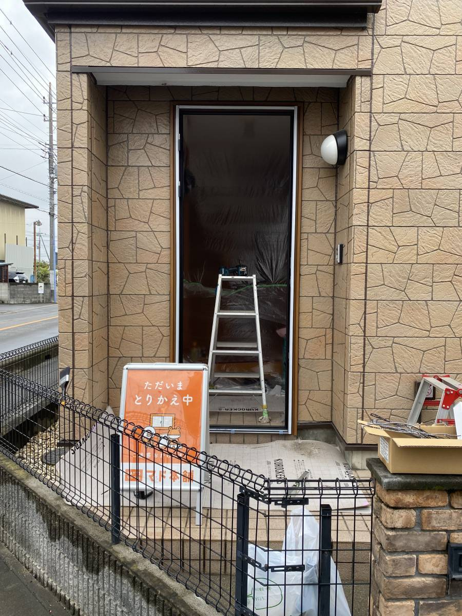 まどありー。太田店の玄関を新しくしましたの施工前の写真3