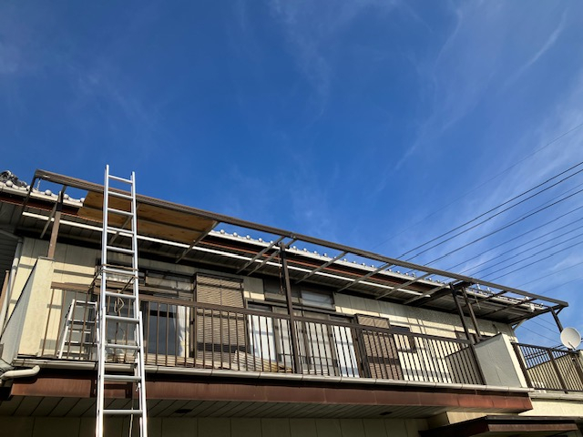 まどありー。太田店のポリカ屋根の交換の施工前の写真1