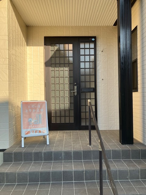 まどありー。太田店の玄関扉リフォームの施工前の写真1