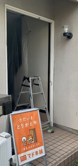 まどありー。太田店のＬＩＸＩＬのリシェント玄関ドア設置の施工後の写真2