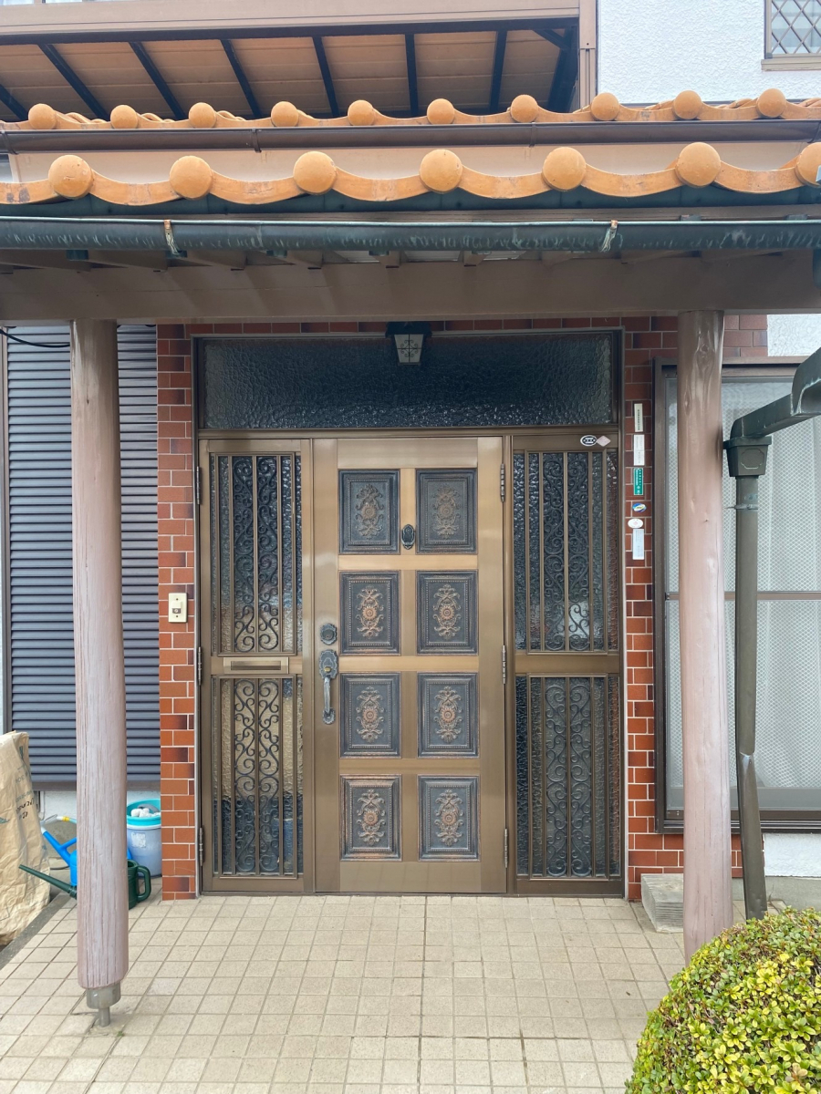 まどありー。太田店の1dayリフォーム リシェント玄関ドアの施工前の写真1