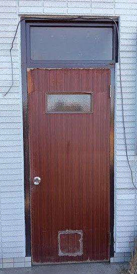 まどありー。太田店のキッチンや家の裏にある勝手口も、壁を壊さず簡単リフォームの施工前の写真1
