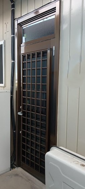 まどありー。太田店の勝手口も1日で明るくさわやかにの施工後の写真1