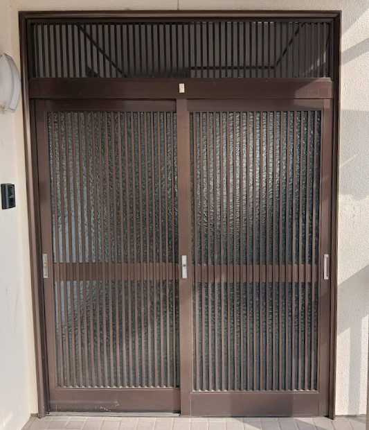 まどありー。太田店の玄関引戸も壁を壊さず簡単リフォームの施工前の写真1