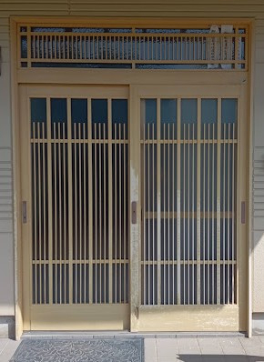 まどありー。太田店のLIXILリシェント玄関引戸の施工前の写真1