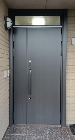 まどありー。太田店の玄関ドアも壁を壊さず設置可能の施工後の写真1