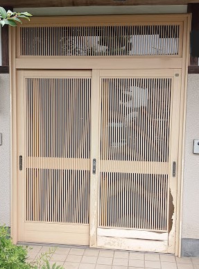 まどありー。太田店の玄関引戸リフォームも1日でリフォーム完了の施工前の写真1