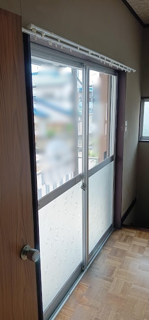 まどありー。太田店の〚窓リノベ補助金対象商品〛内窓 廊下に設置の施工前の写真1