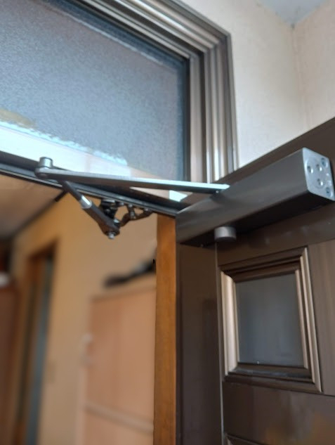 まどありー。太田店のドアクローザー交換しました　マド本舗まどありー。太田店の施工後の写真1