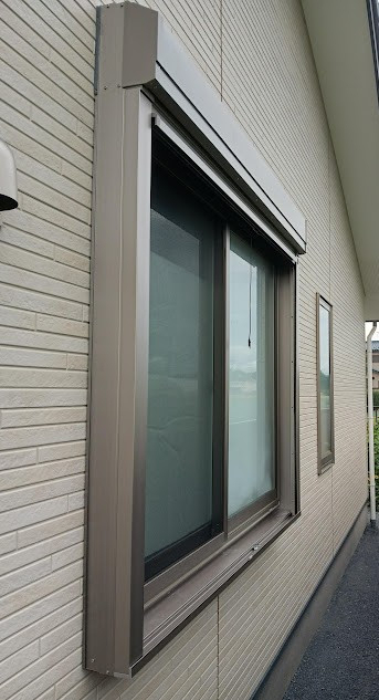 まどありー。太田店の今ある窓に後付けできるリフォームシャッターの施工後の写真1