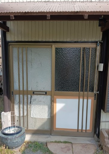 まどありー。太田店の玄関引戸も壁を壊さず簡単リフォームの施工前の写真1