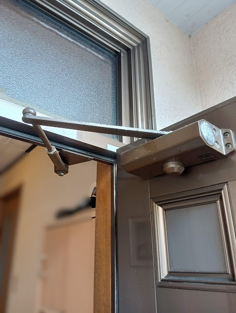 まどありー。太田店のドアクローザー交換しました　マド本舗まどありー。太田店の施工前の写真1