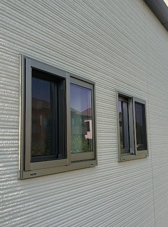まどありー。太田店の外からの視線が気になる浴室やリビングに取り付けて、防犯性アップの施工前の写真1