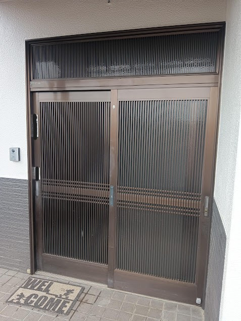 まどありー。太田店のリシェント玄関引戸の施工前の写真1