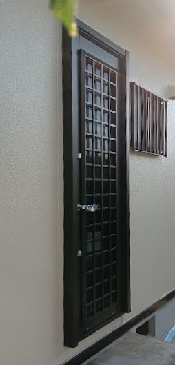 まどありー。太田店の勝手口も壁を壊さず簡単リフォームの施工後の写真1