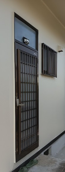 まどありー。太田店の勝手口も壁を壊さず簡単リフォームの施工前の写真1