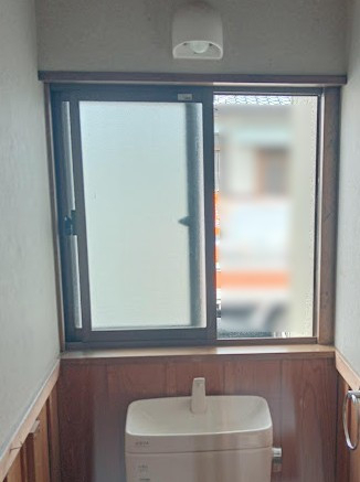 まどありー。太田店のトイレの窓に内窓設置の施工前の写真1