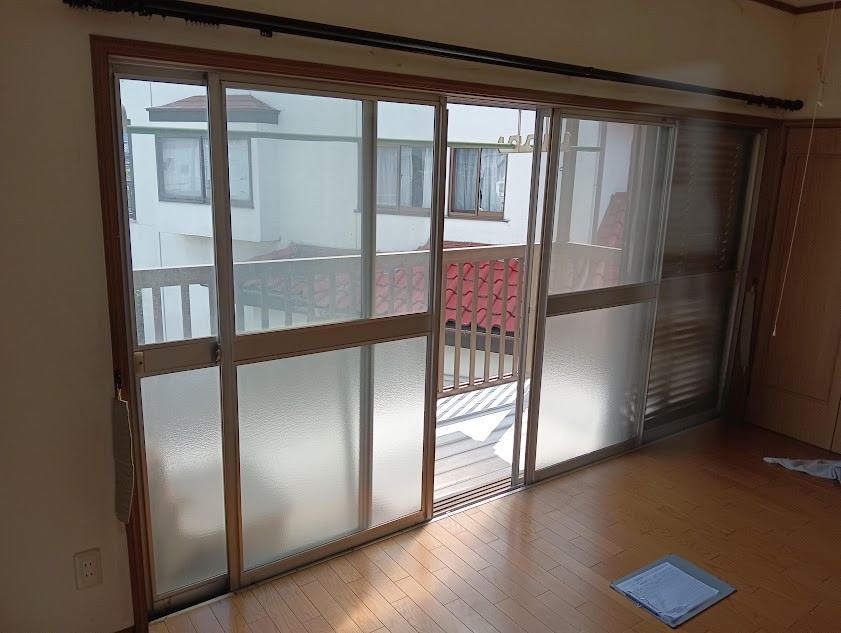 まどありー。太田店の冷たい空気をシャットアウト　マド本舗まどありー。太田店の施工前の写真1