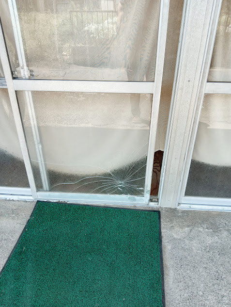 まどありー。太田店の硝子交換　マド本舗まどありー。太田店の施工前の写真1