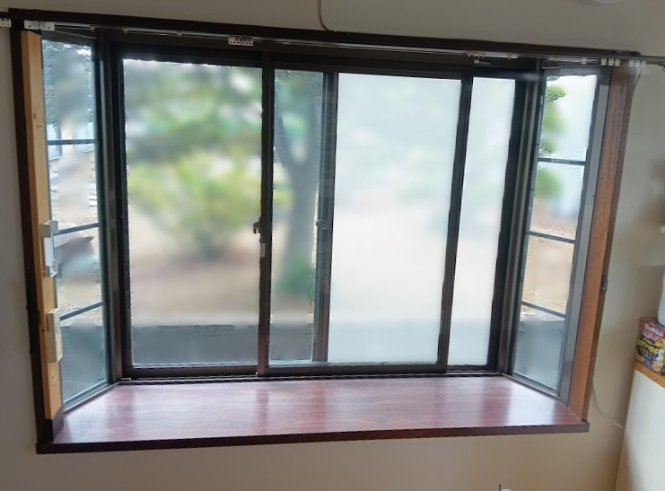 まどありー。太田店の外の影響を受けやすい出窓に内窓設置の施工前の写真1